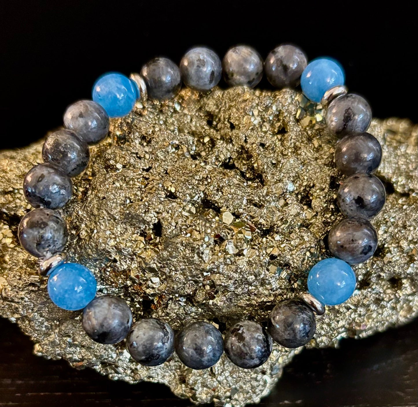 Black Labradorite & Aquamarine Beaded Bracelet – Protection, Calm & Clarity