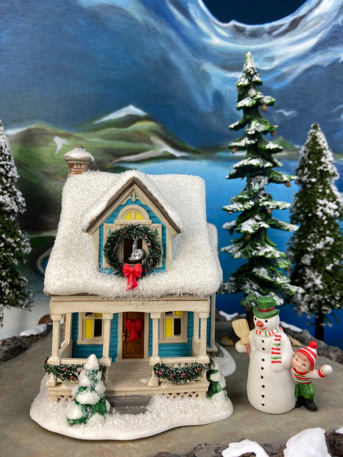 The City Globe Publishing by Department 56. Illuminated Christmas Village House. Christmas in the City Series. Hand-Painted Porcelain.