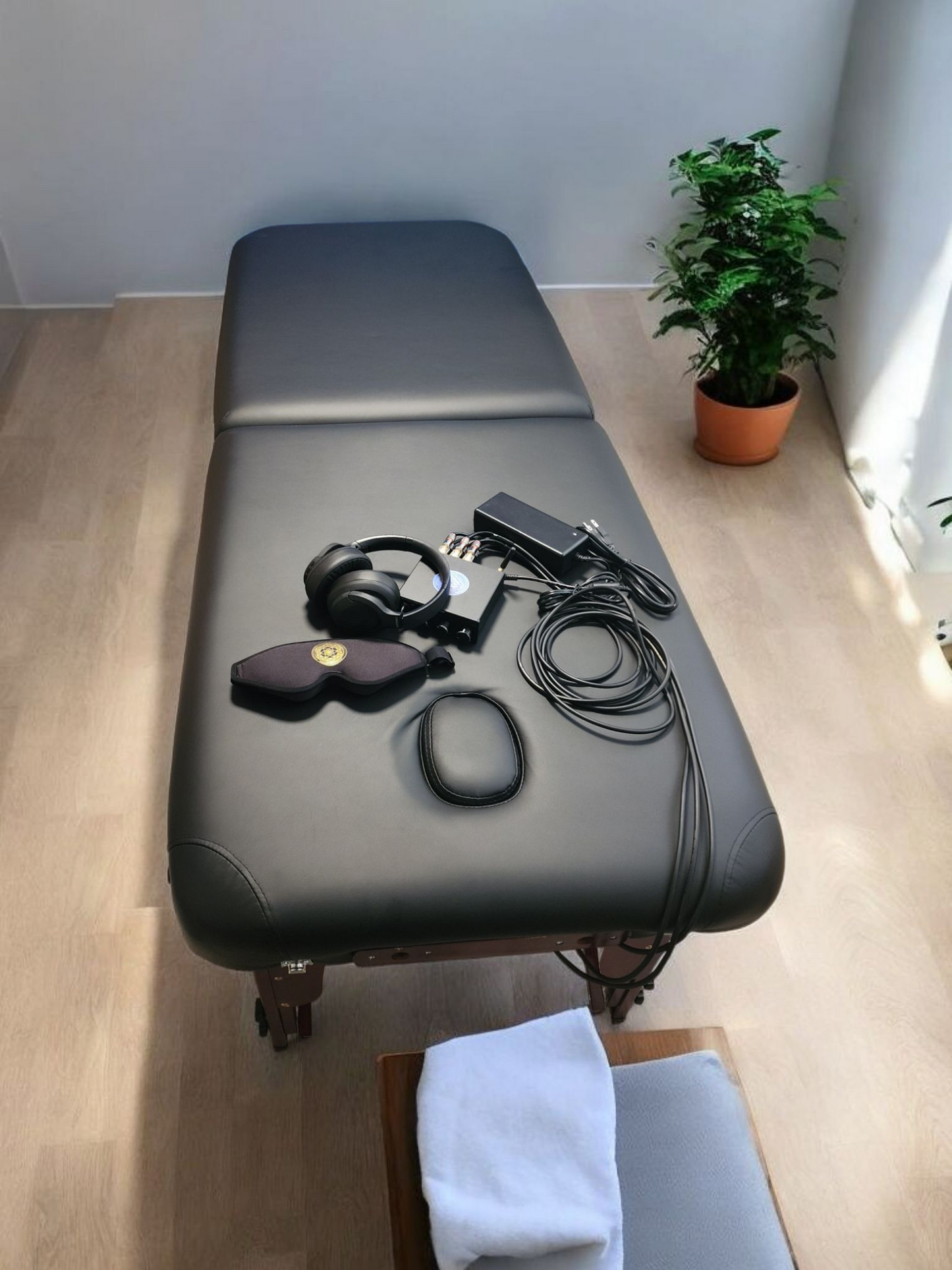 Vibroacoustic Therapy Massage Table – 2x50Watt + 6x15Watt Transducers