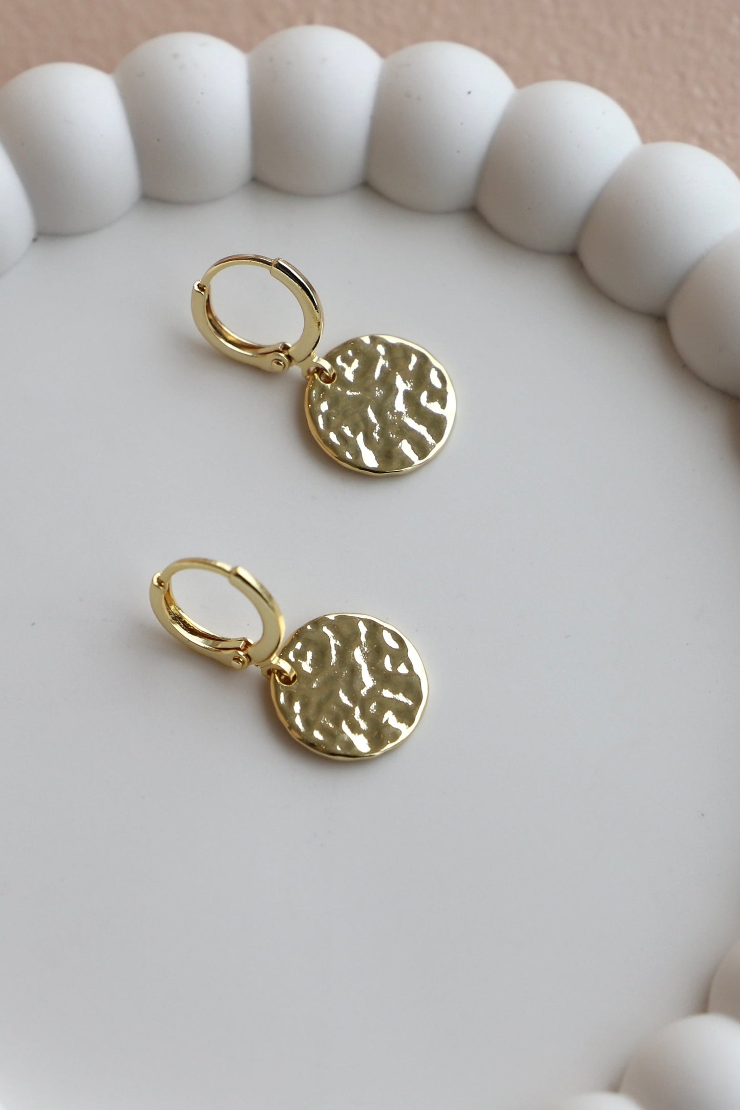 HAMMERED MEDALLION HUGGIES