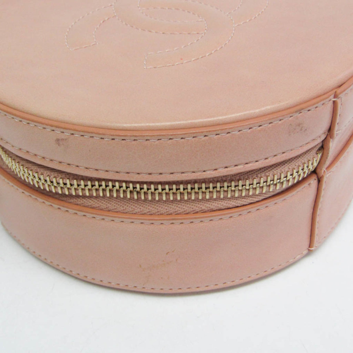 PRE-OWNED Chanel Matelassé Round As Earth · Leather