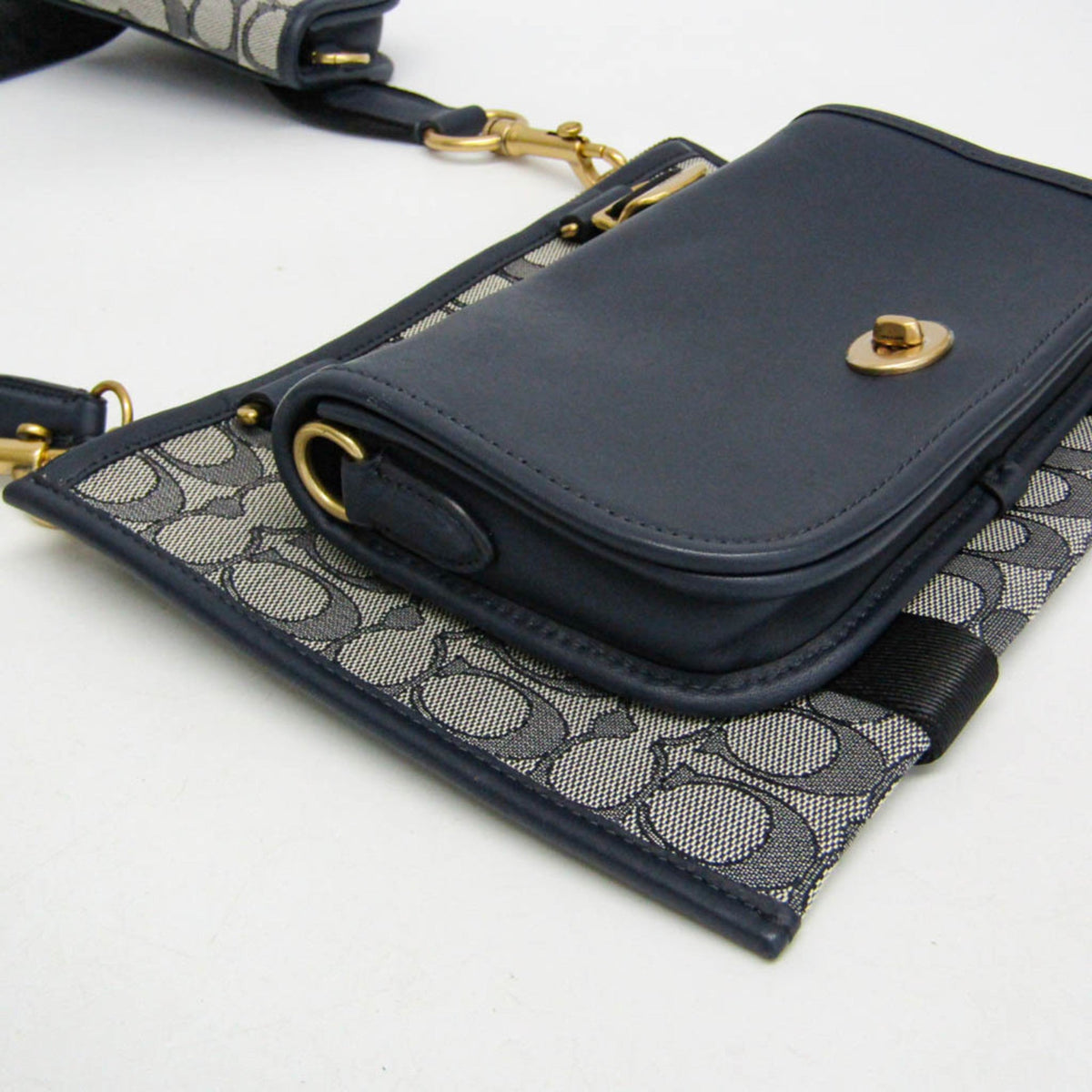PRE-OWNED Coach Signature · Canvas Shoulder Bag