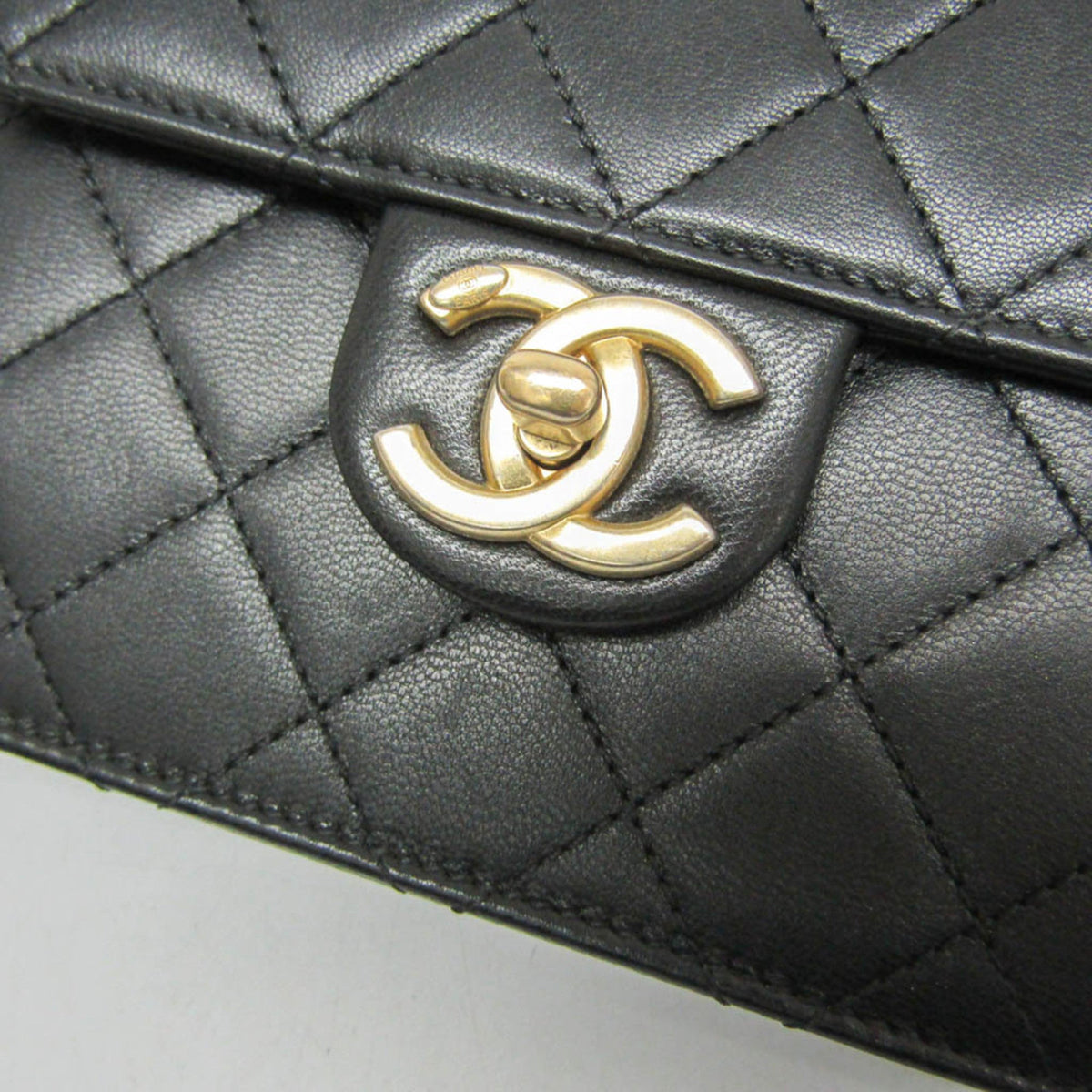 PRE-OWNED Chanel Matelassé · Lambskin · Pearl Chain