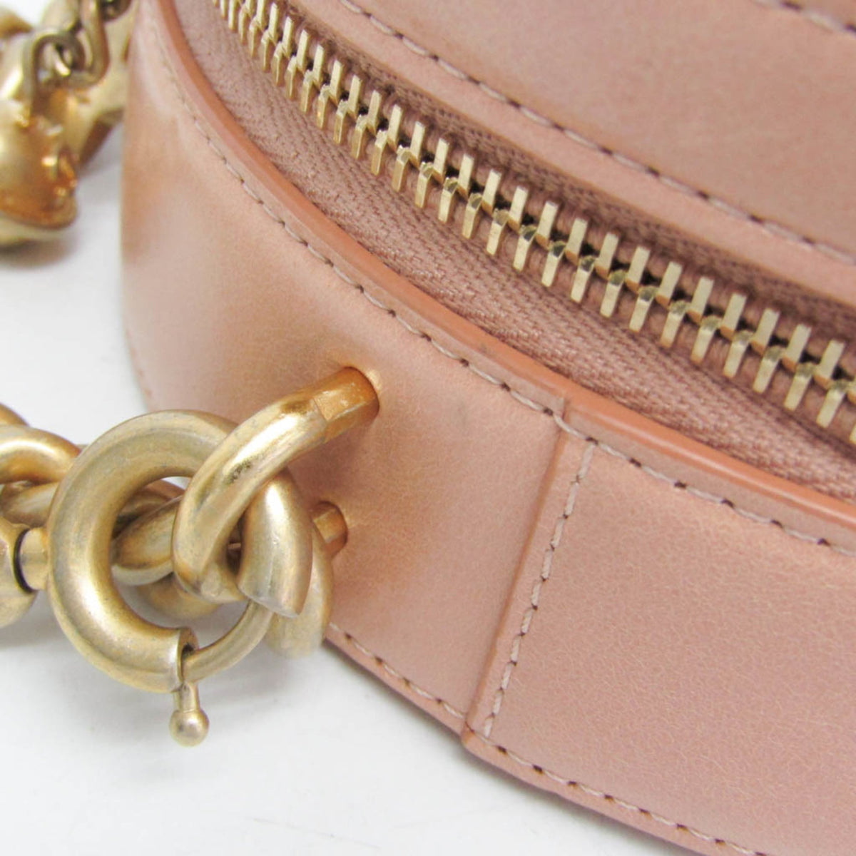 PRE-OWNED Chanel Matelassé Round As Earth · Leather