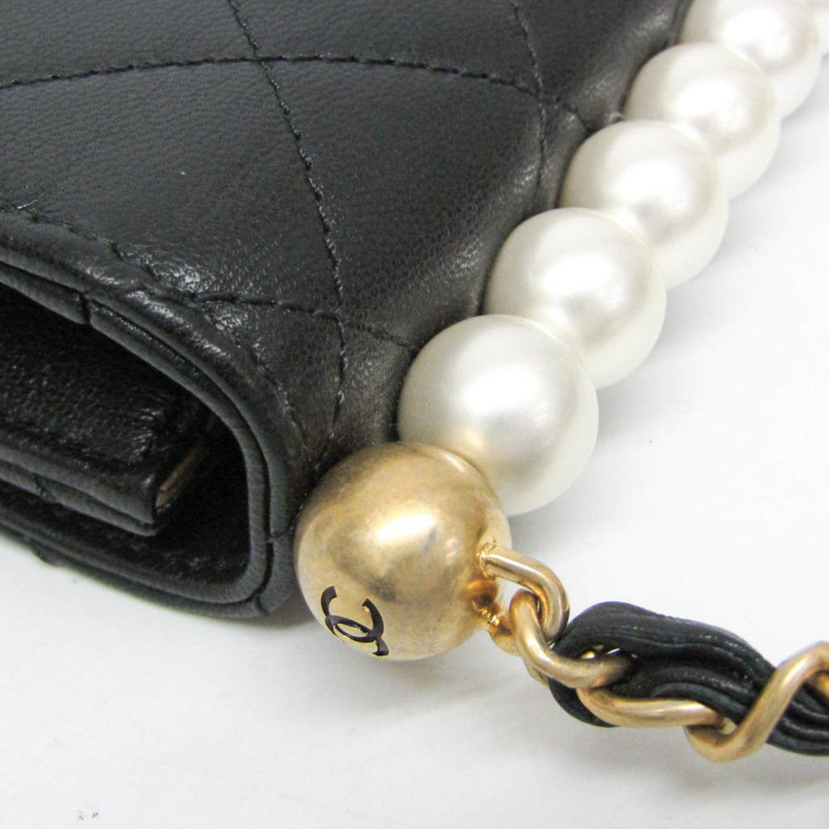 PRE-OWNED Chanel Matelassé · Lambskin · Pearl Chain