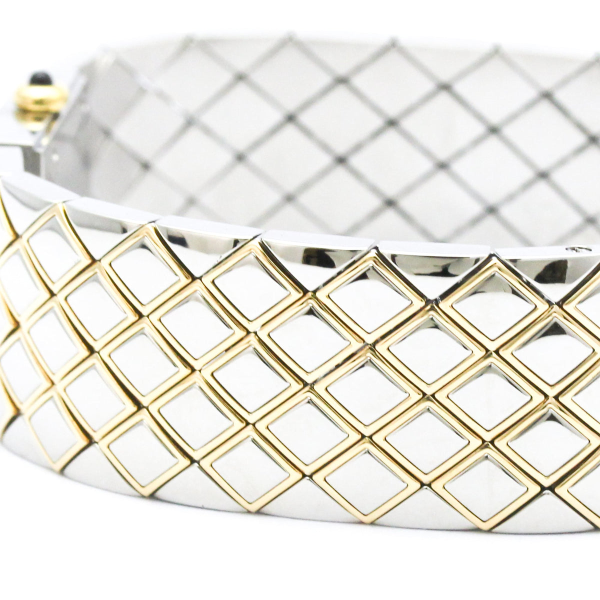 PRE-OWNED Chanel Matelasse · 18K Yellow Gold · Steel