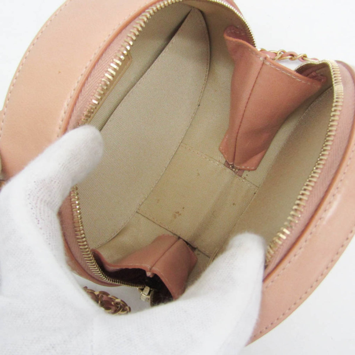 PRE-OWNED Chanel Matelassé Round As Earth · Leather