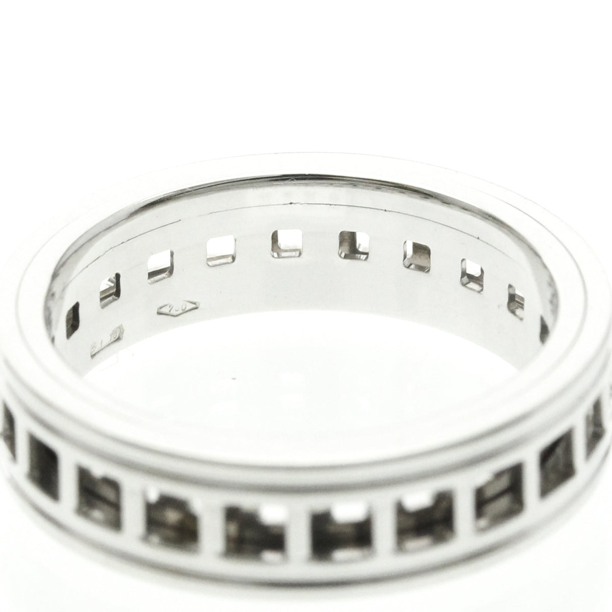 PRE-OWNED Gucci Scroll · 18K White Gold Size 6
