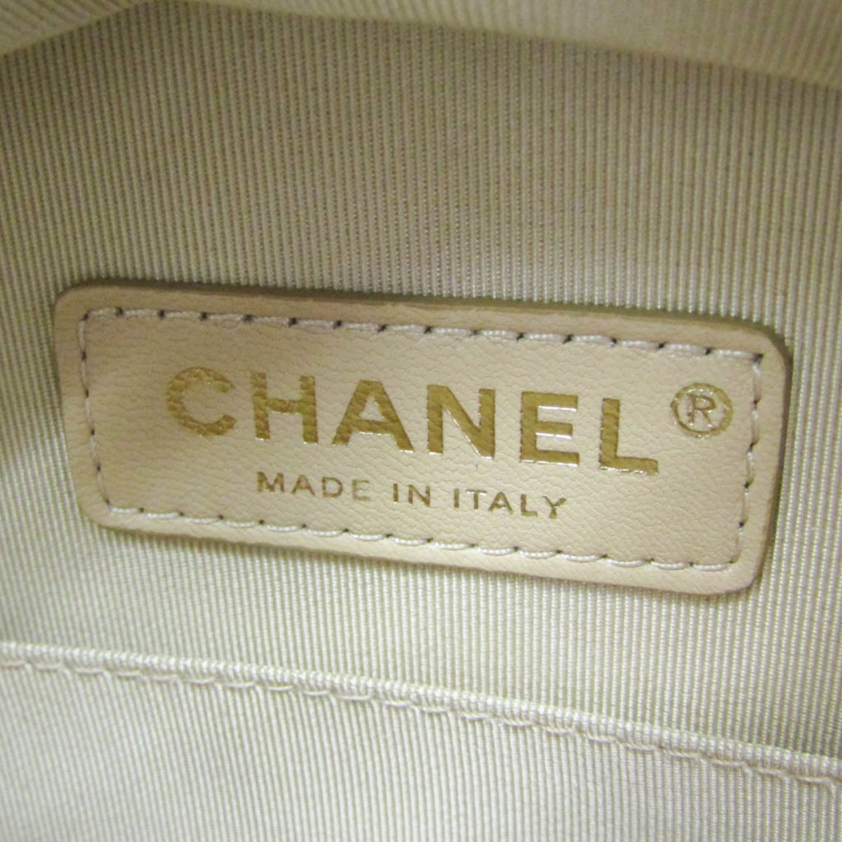 PRE-OWNED Chanel Matelassé Round As Earth · Leather