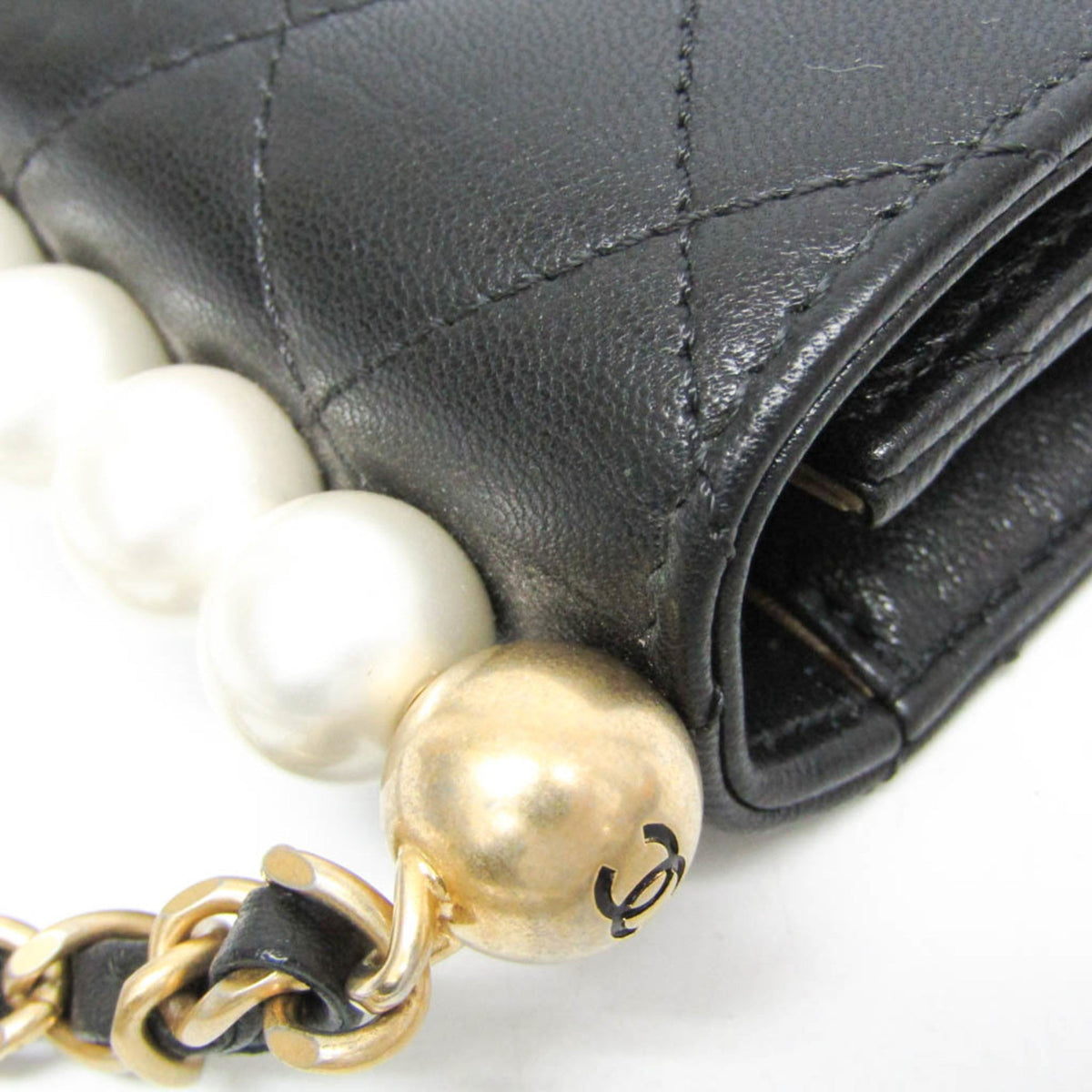 PRE-OWNED Chanel Matelassé · Lambskin · Pearl Chain