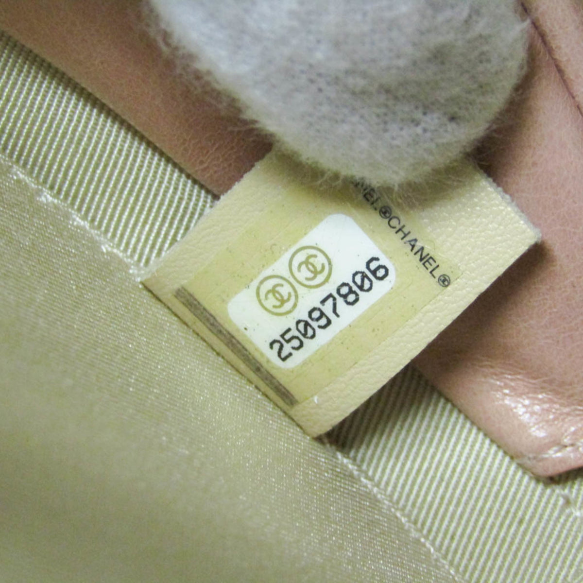 PRE-OWNED Chanel Matelassé Round As Earth · Leather