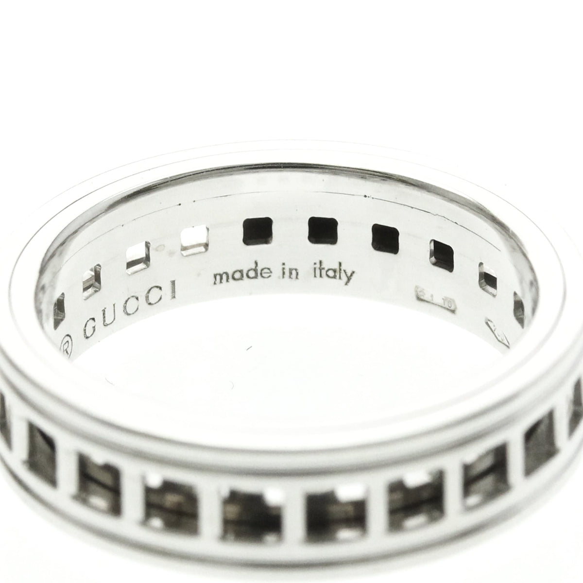 PRE-OWNED Gucci Scroll · 18K White Gold Size 6