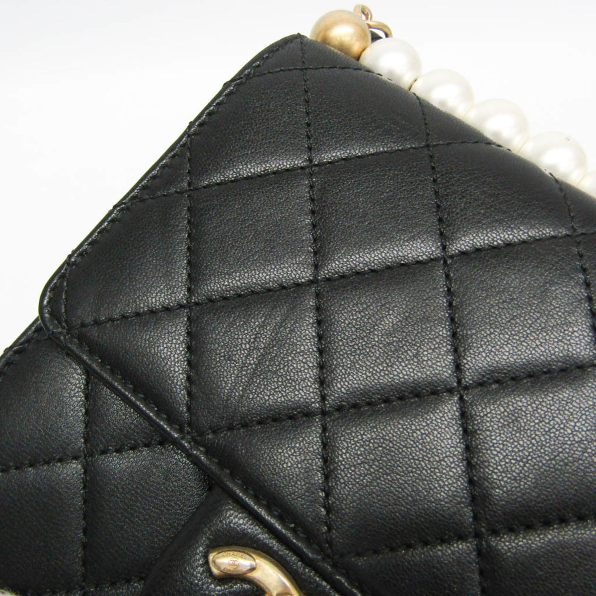 PRE-OWNED Chanel Matelassé · Lambskin · Pearl Chain