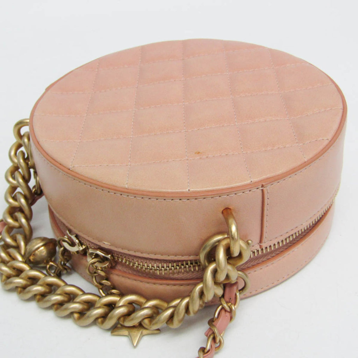 PRE-OWNED Chanel Matelassé Round As Earth · Leather