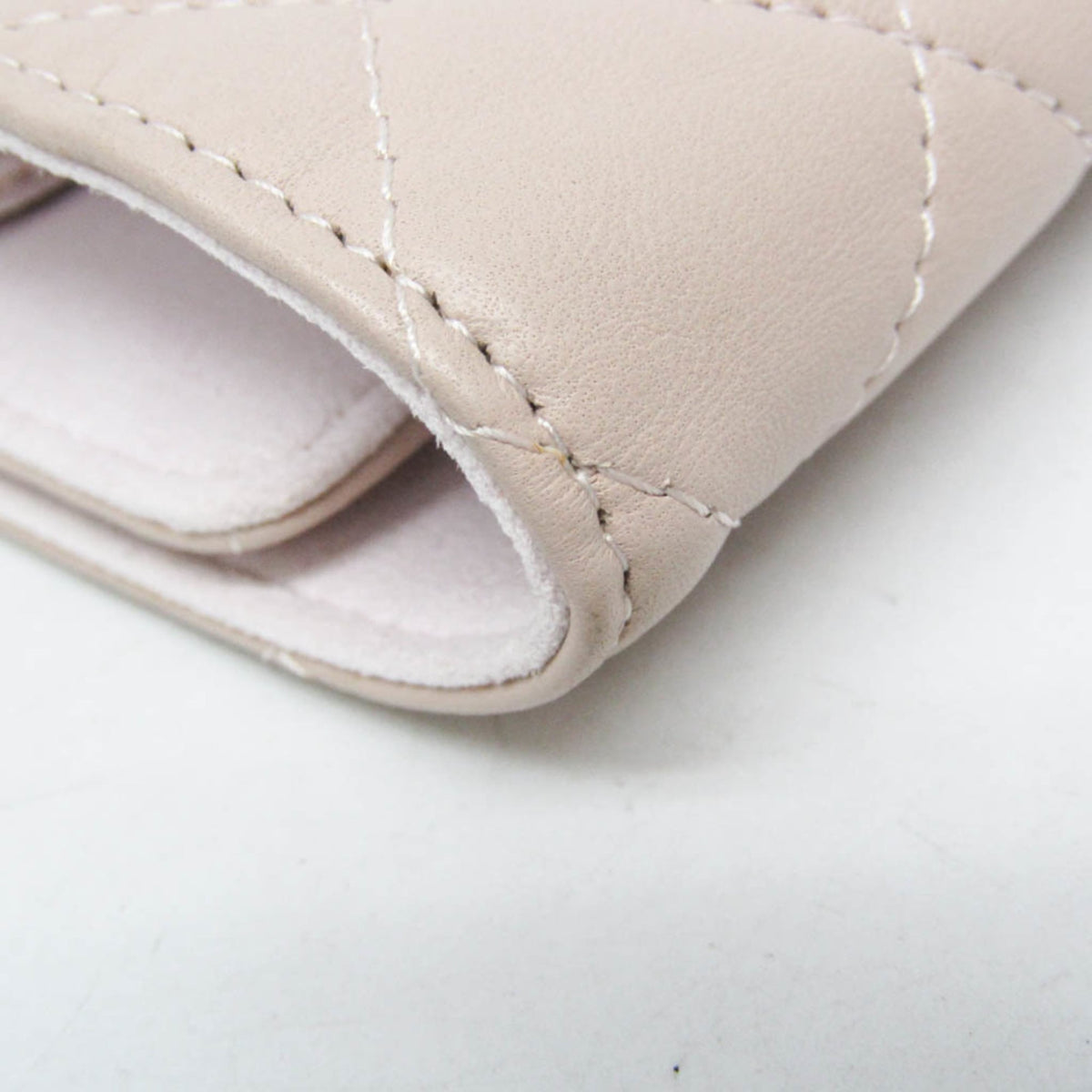 PRE-OWNED Chanel Matelassé · Jewelry Case · Lambskin