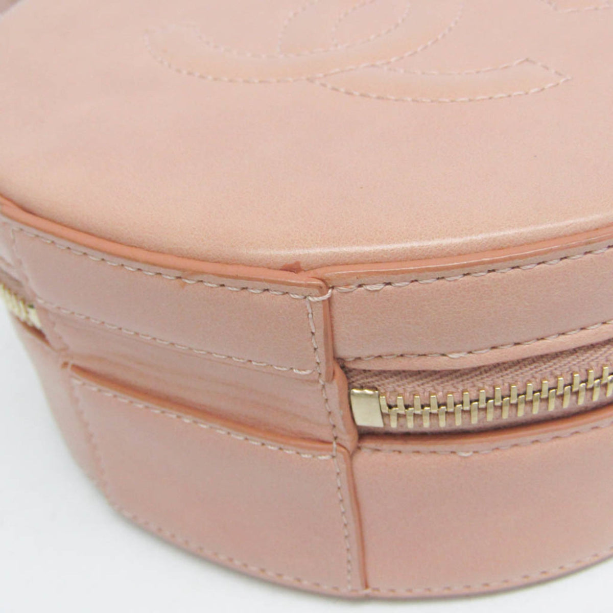 PRE-OWNED Chanel Matelassé Round As Earth · Leather