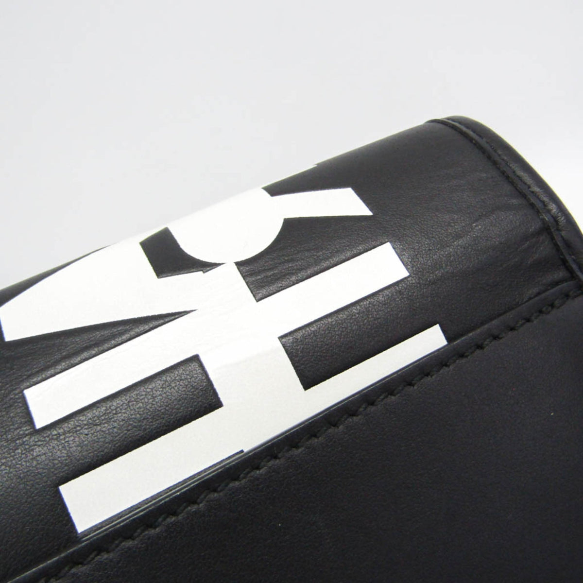 PRE-OWNED Burberry Universal Passport · Leather