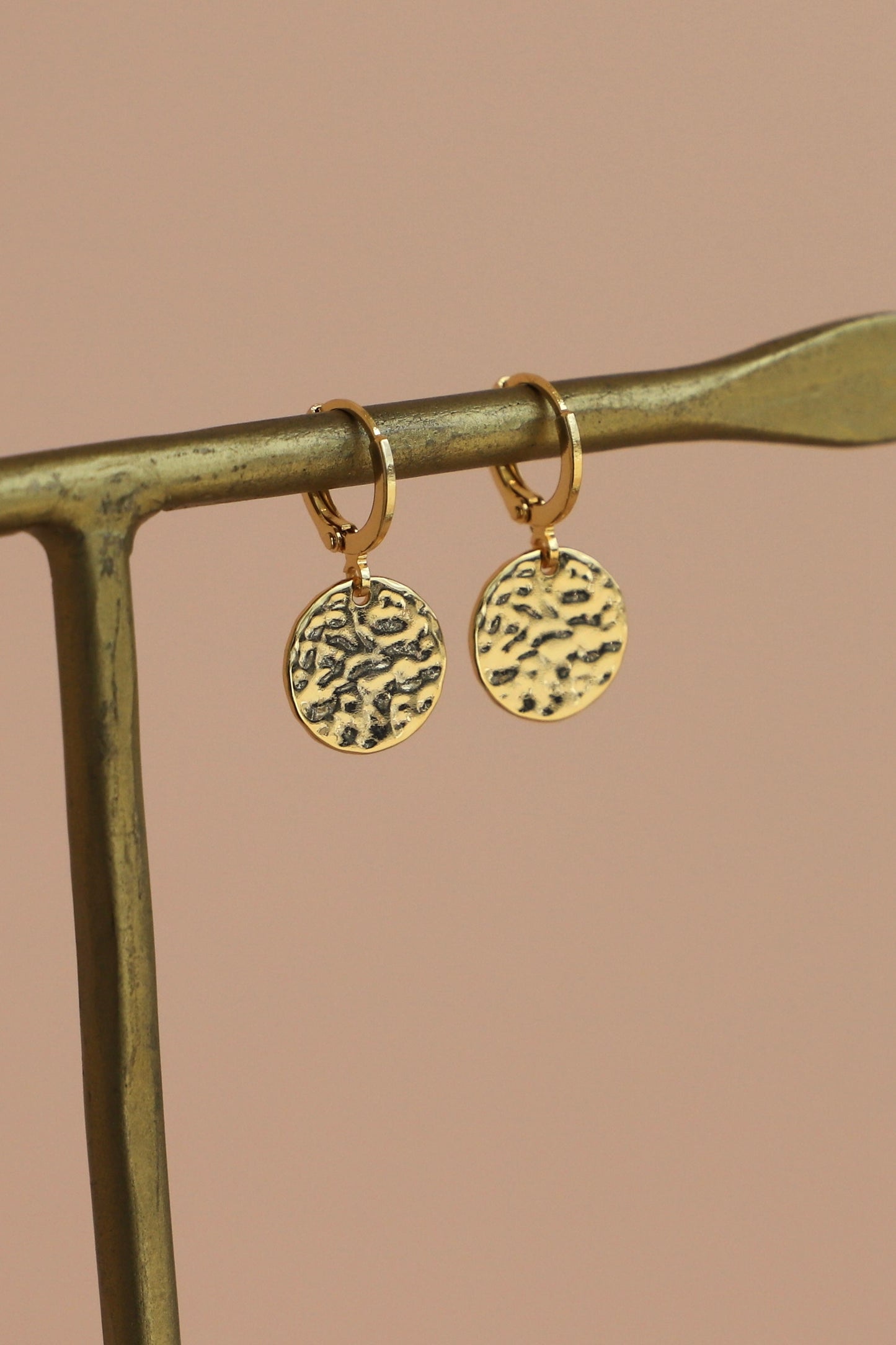 HAMMERED MEDALLION HUGGIES