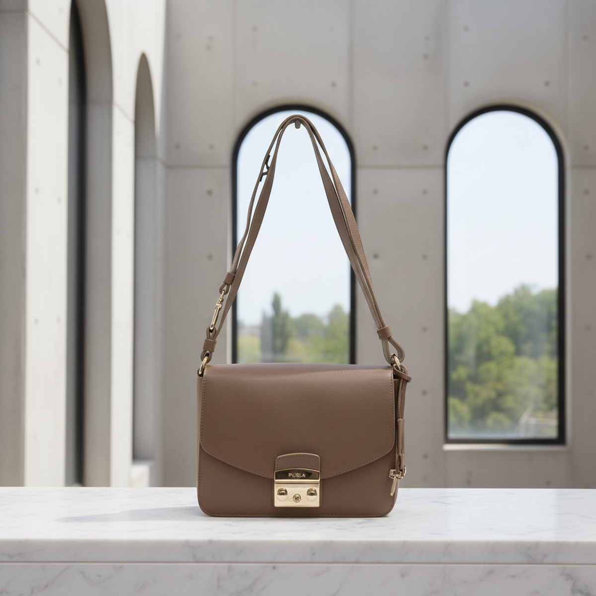PRE-OWNED Furla Metropolis · Leather Shoulder Bag