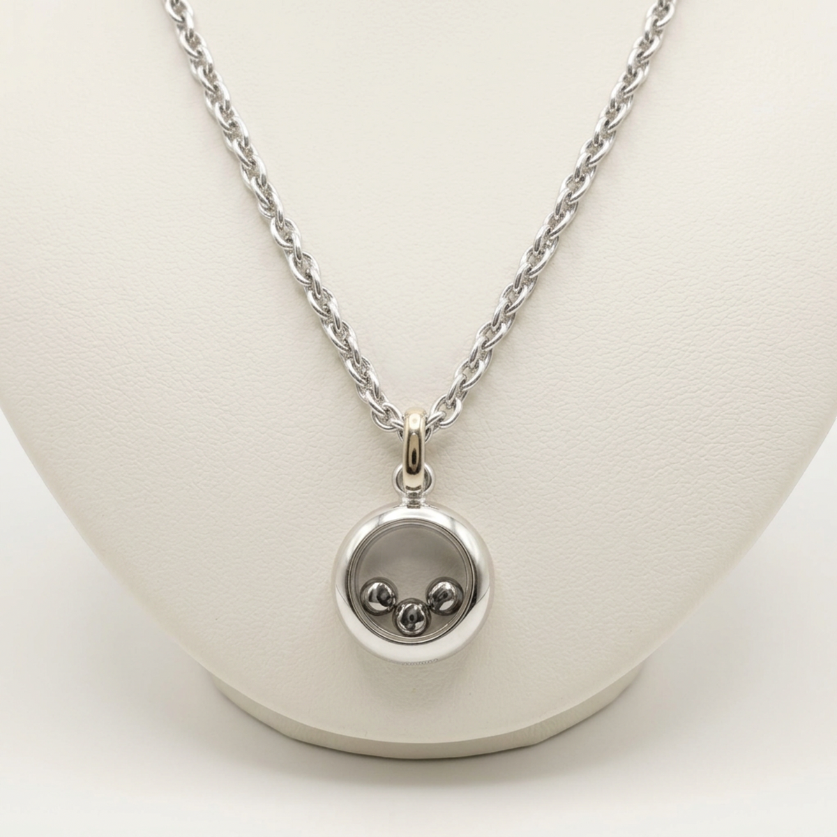 PRE-OWNED Chopard Happy Diamonds · 18K White Gold