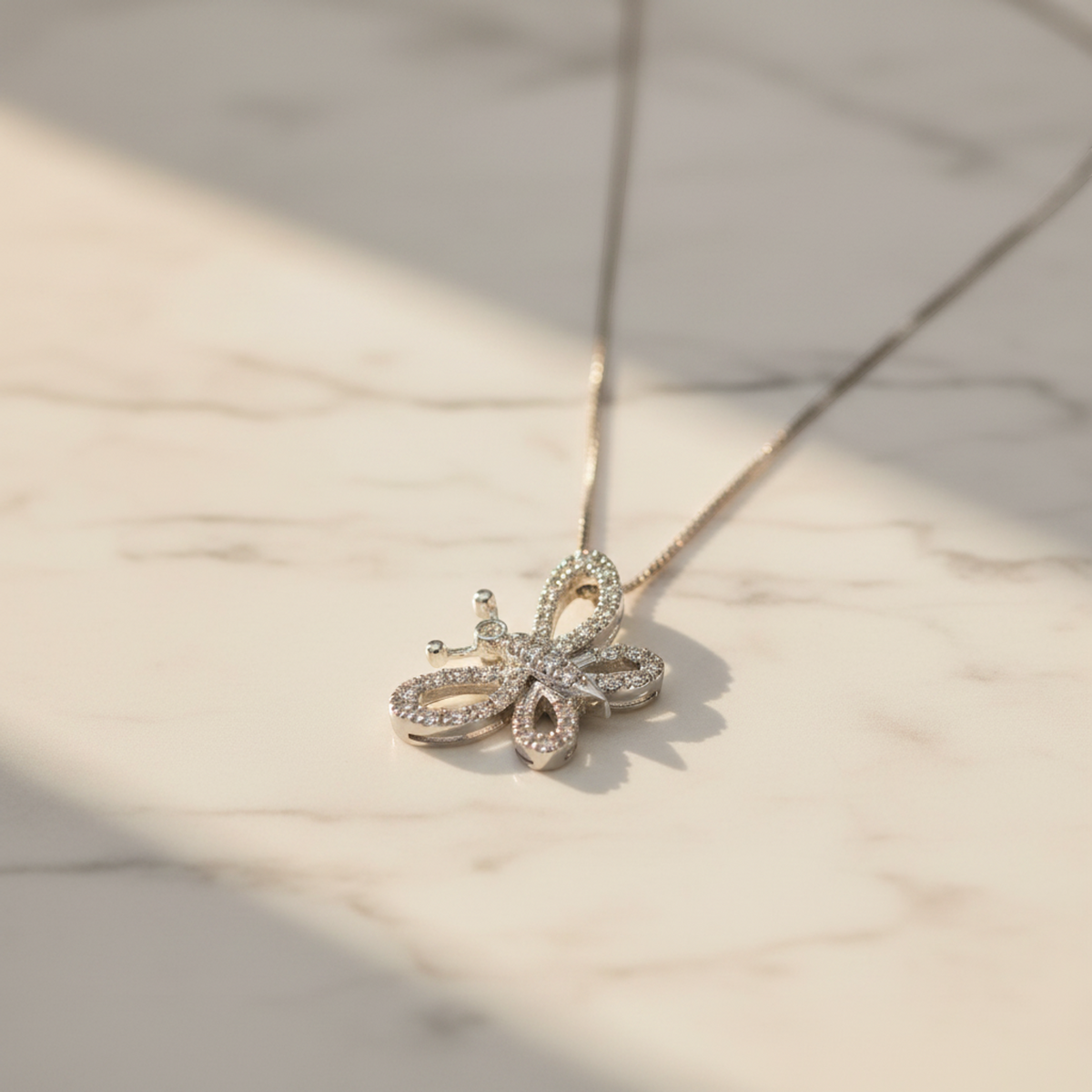 PRE-OWNED Gucci Butterfly · 18K White Gold · Diamond