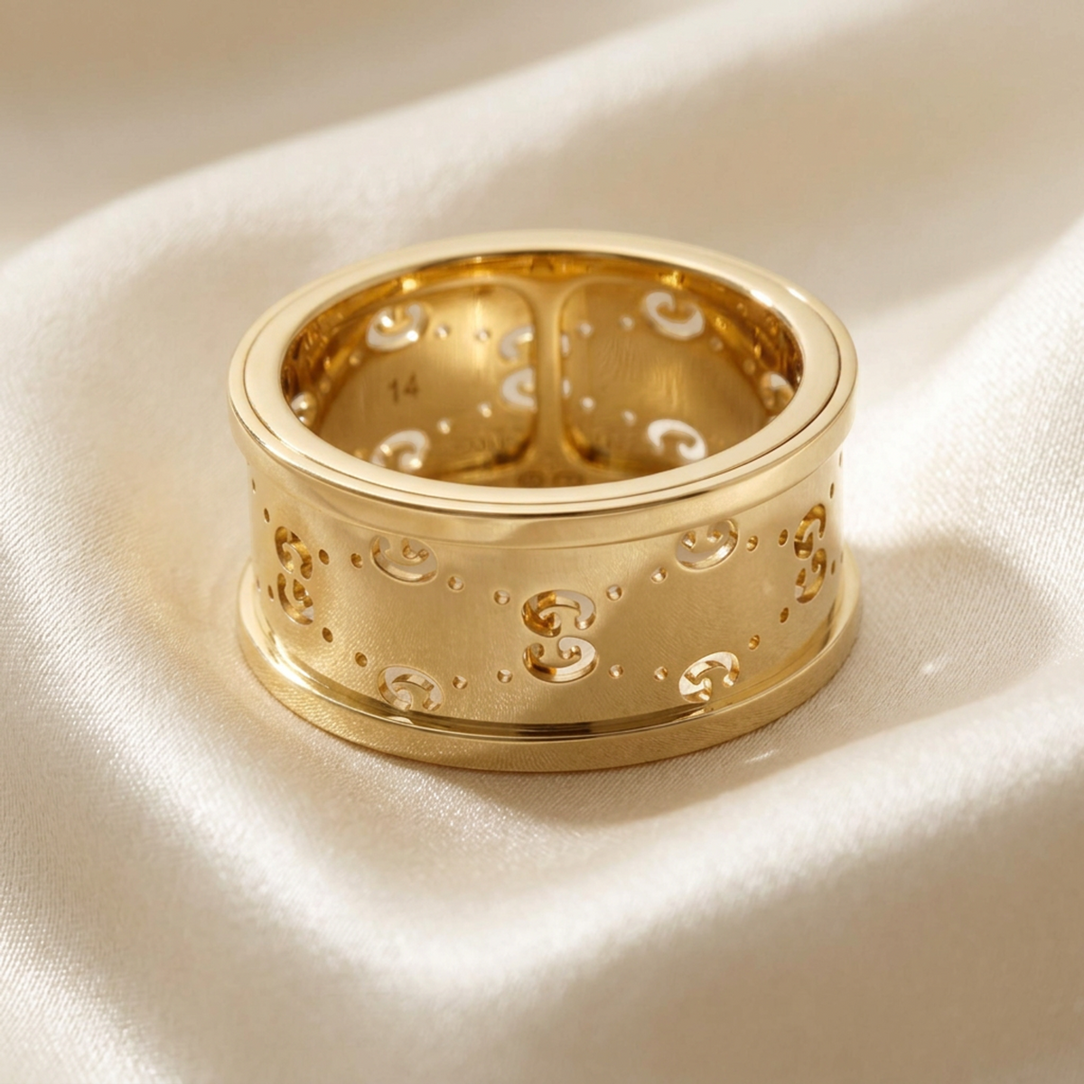 PRE-OWNED Gucci Icon Twirl · 18K Yellow Gold Size 6.75