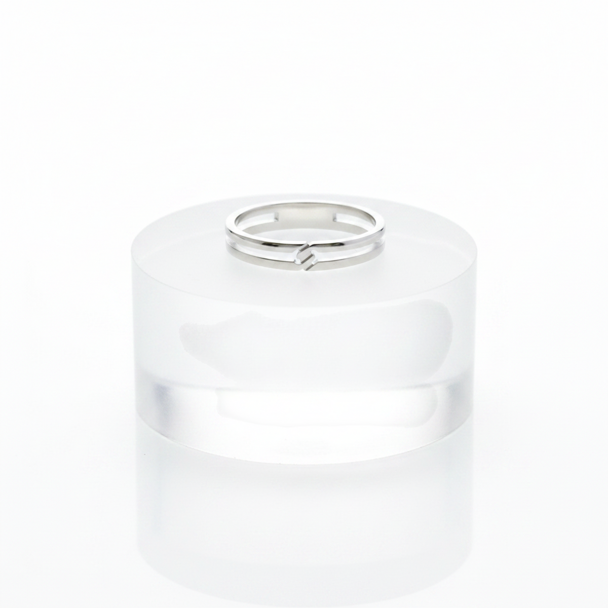 PRE-OWNED Gucci Infinity · 18K White Gold Size 9
