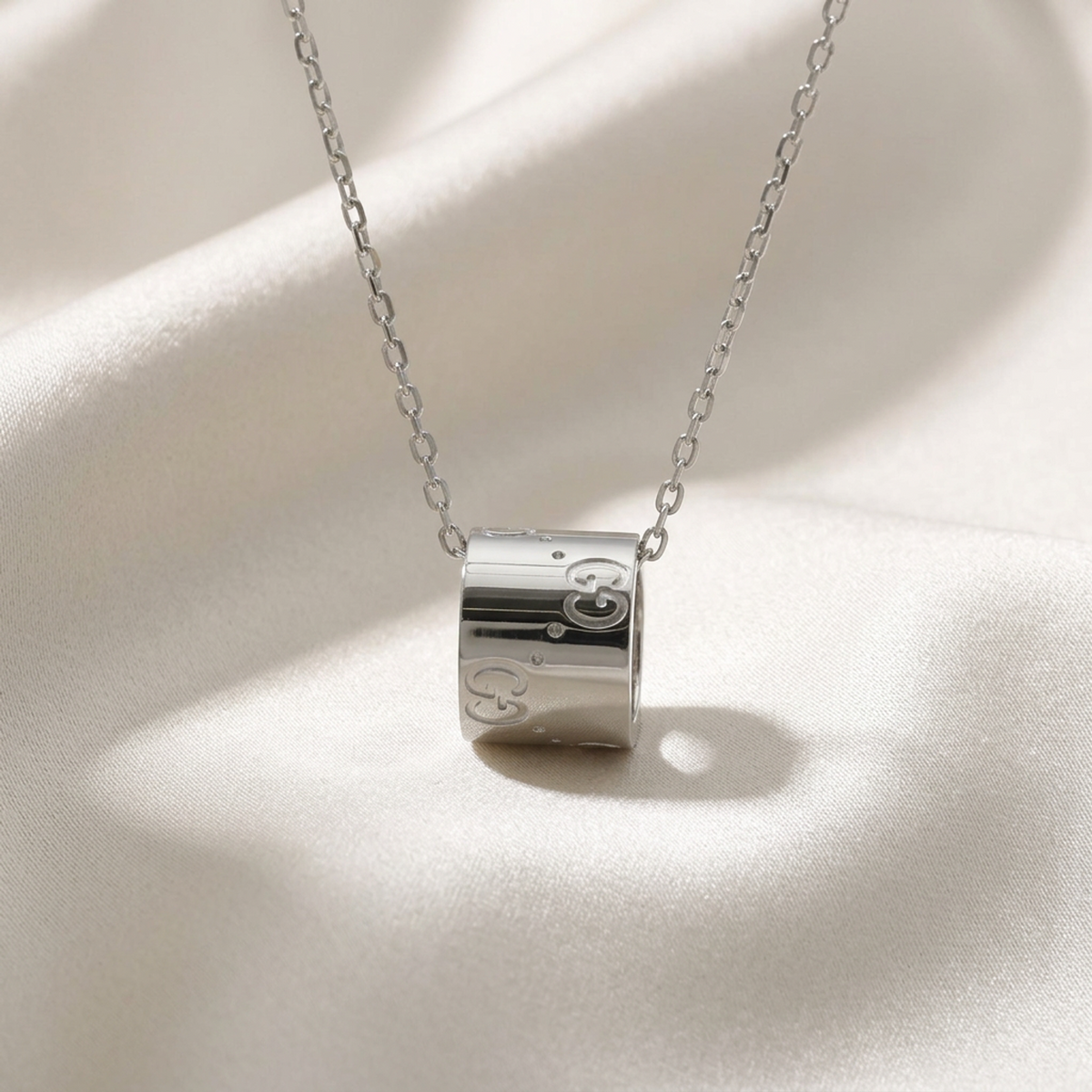 PRE-OWNED Gucci Icon · 18K White Gold