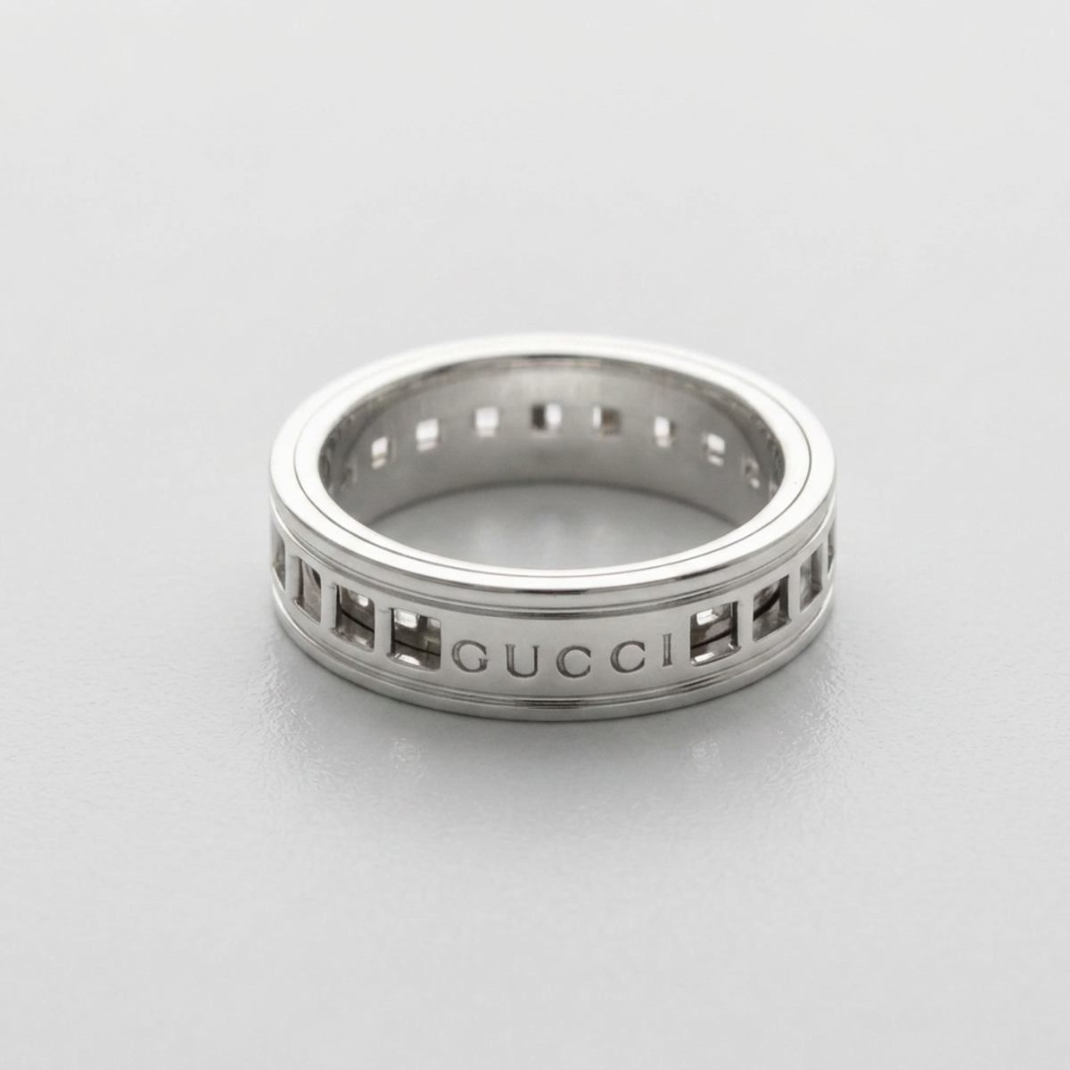 PRE-OWNED Gucci Scroll · 18K White Gold Size 6
