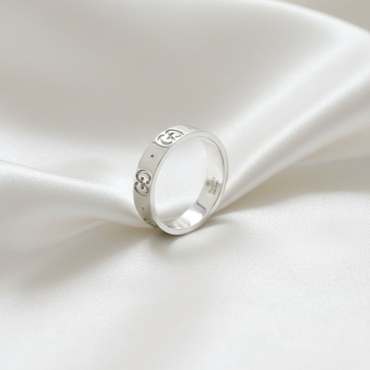 PRE-OWNED Gucci Icon · 18K White Gold Size 8.75