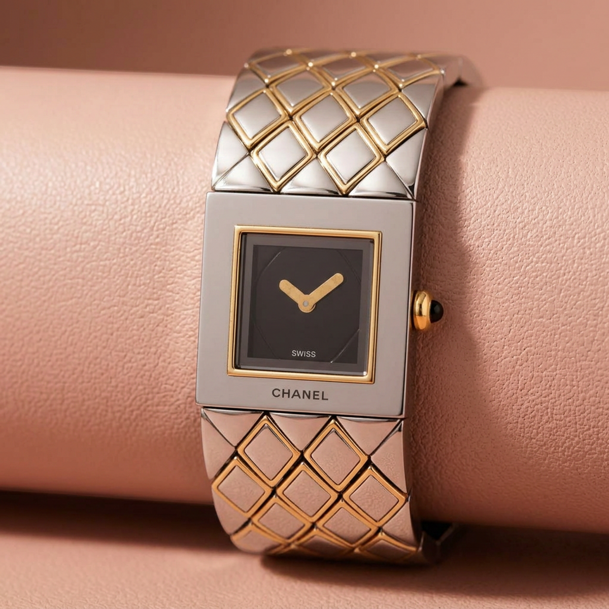 PRE-OWNED Chanel Matelasse · 18K Yellow Gold · Steel
