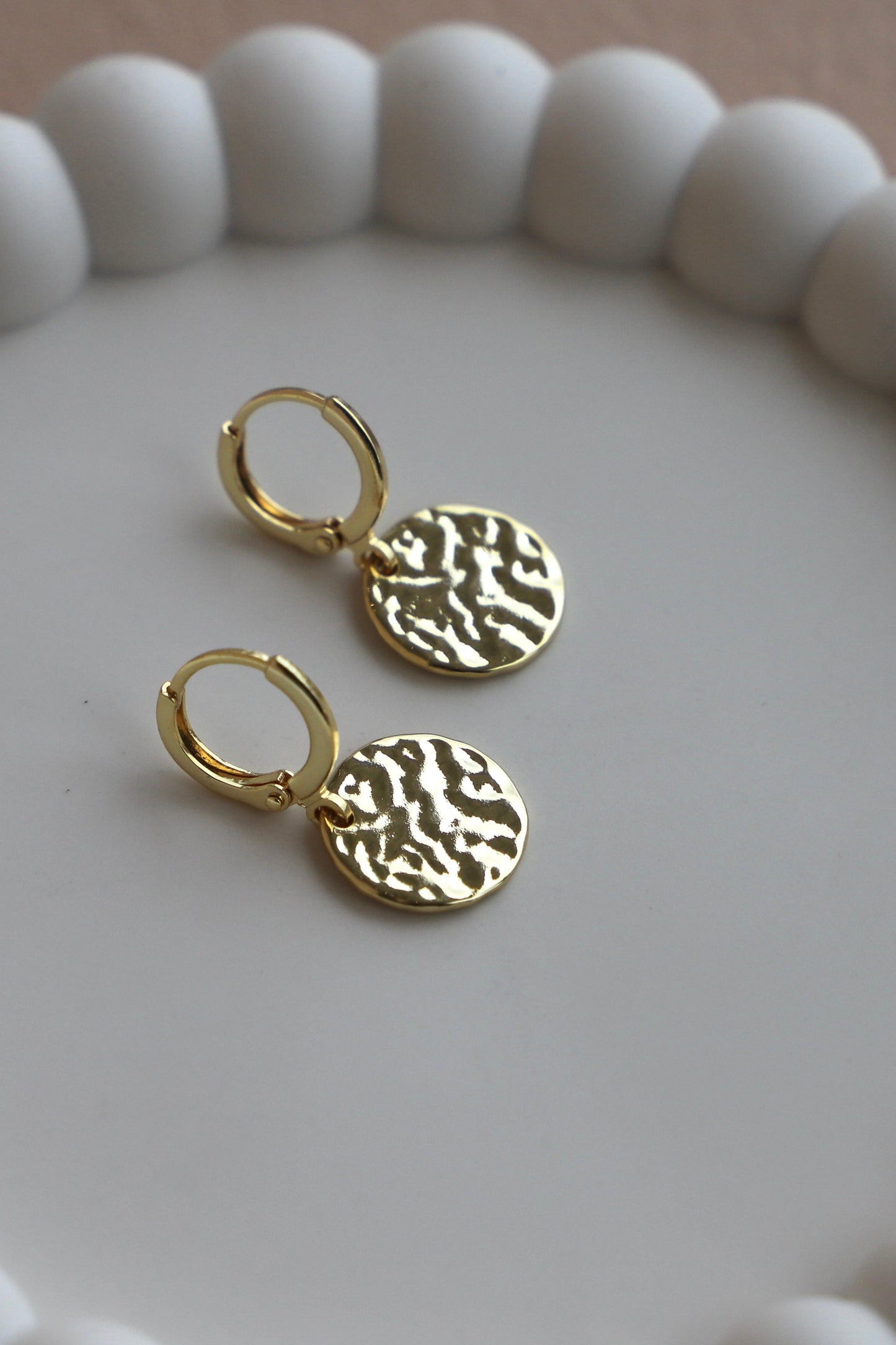 HAMMERED MEDALLION HUGGIES