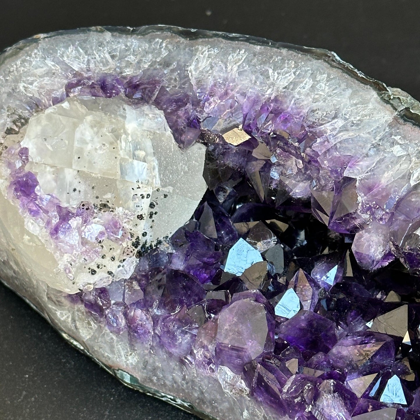 Giant amethyst crystal, purple geodes