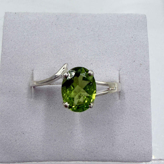 Sterling Silver Split Banded Oval Peridot Ring - Size 9 -Positivity, Growth & Renewal