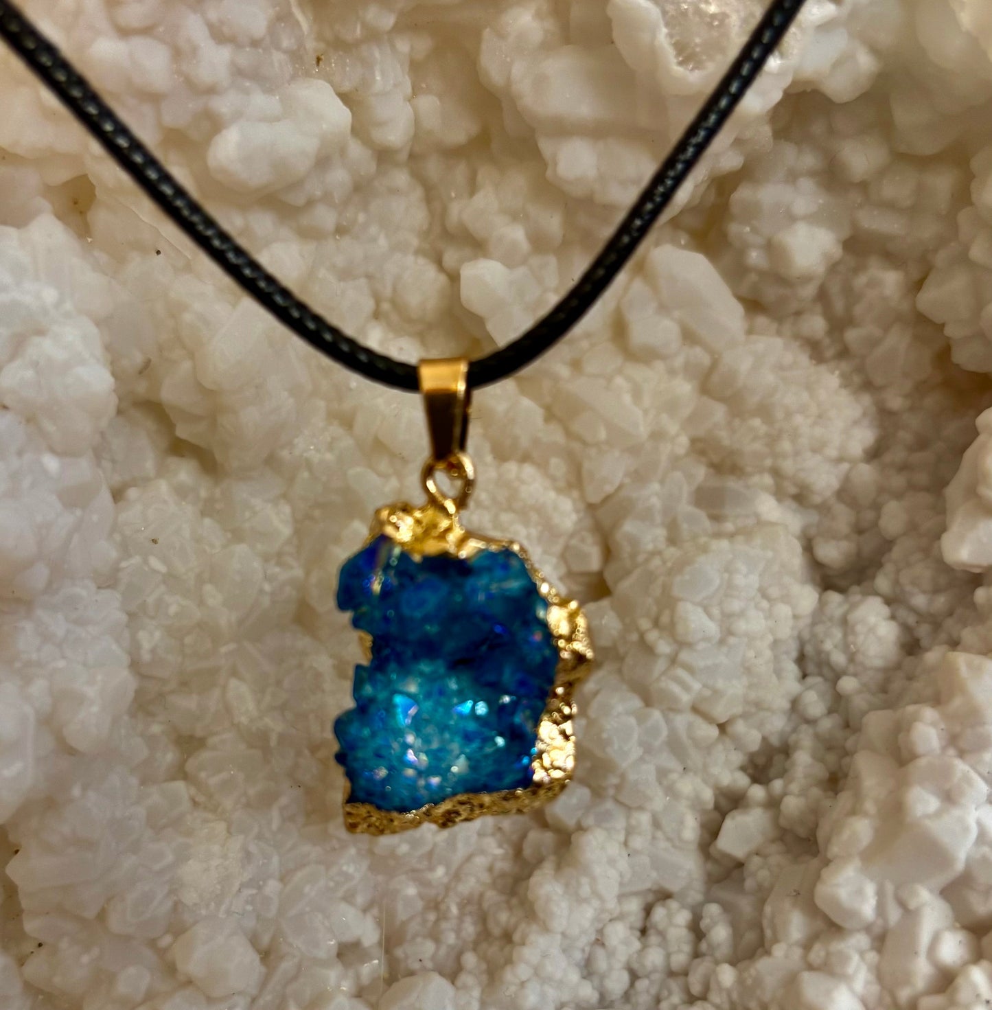 Asymmetrical Natural Crystal Agate Geode Pendant Necklace – Raw Beauty, Vibrant Energy