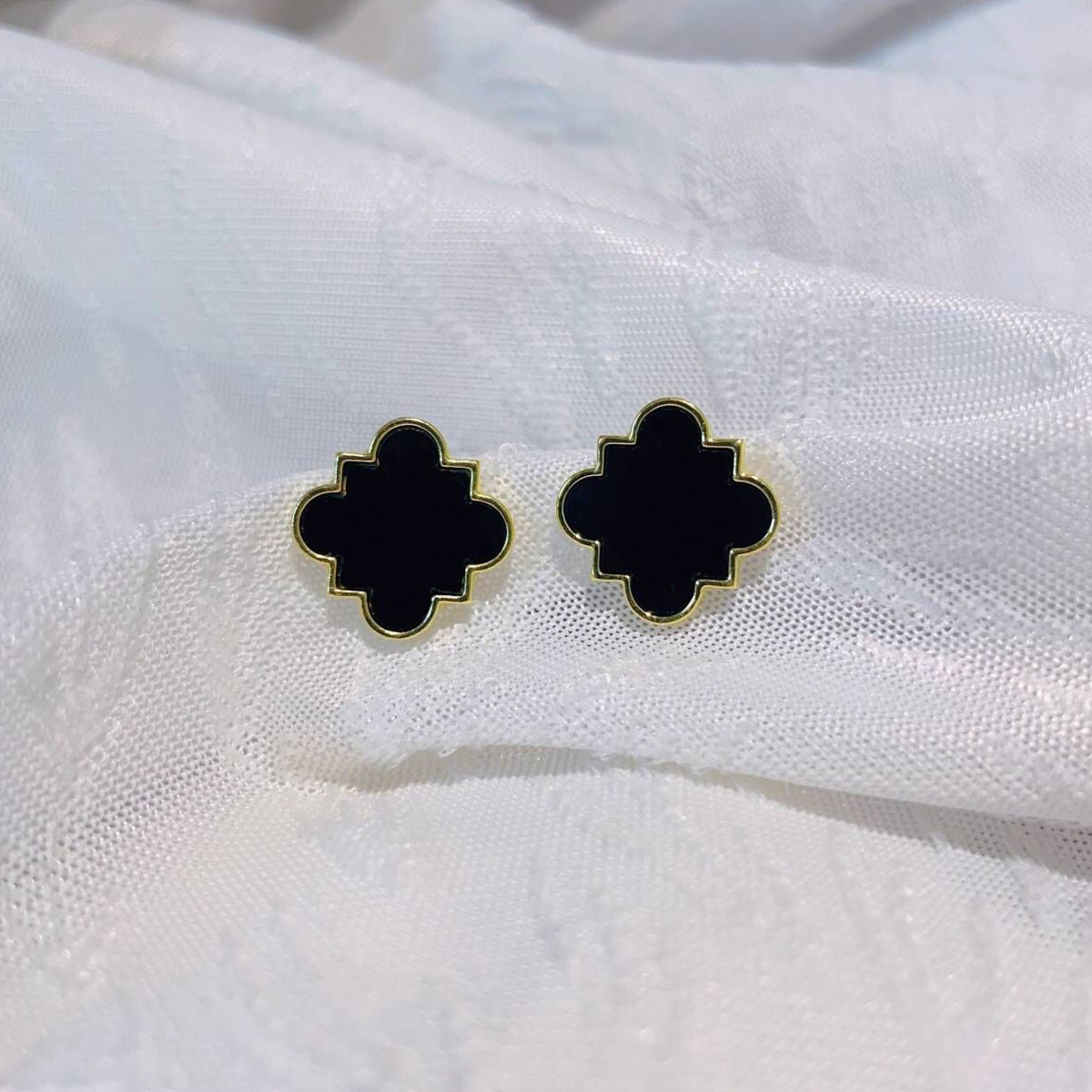 Black Lucky Four-leaf Clover Simple Temperament Irregular Geometric Ear White Stud Earrings