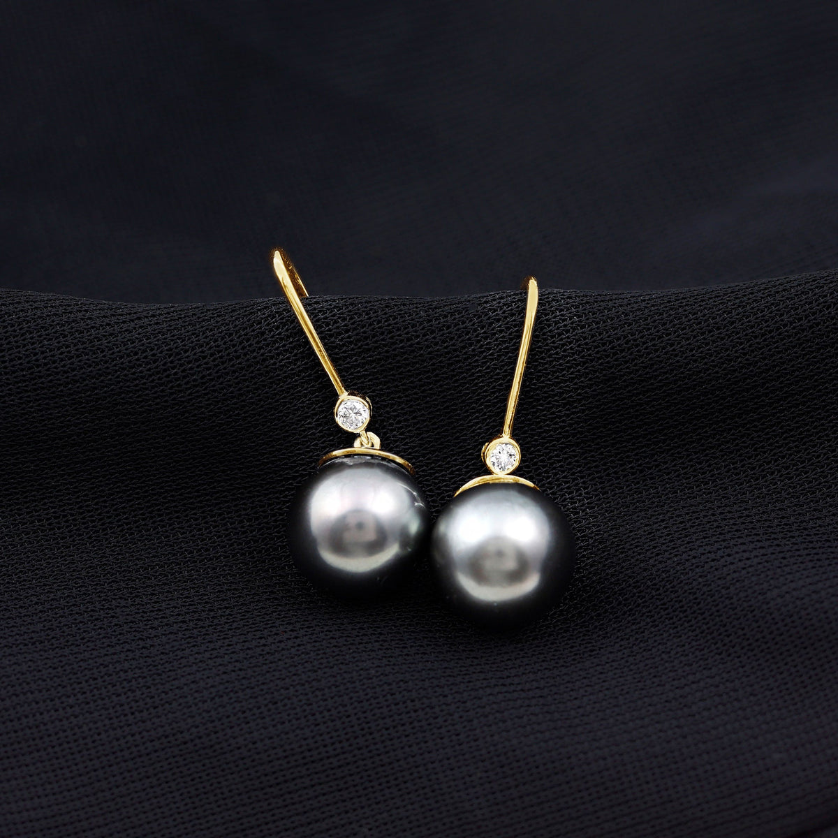 16 Carat Tahitian Black Pearl Dangling Earrings with Diamond
