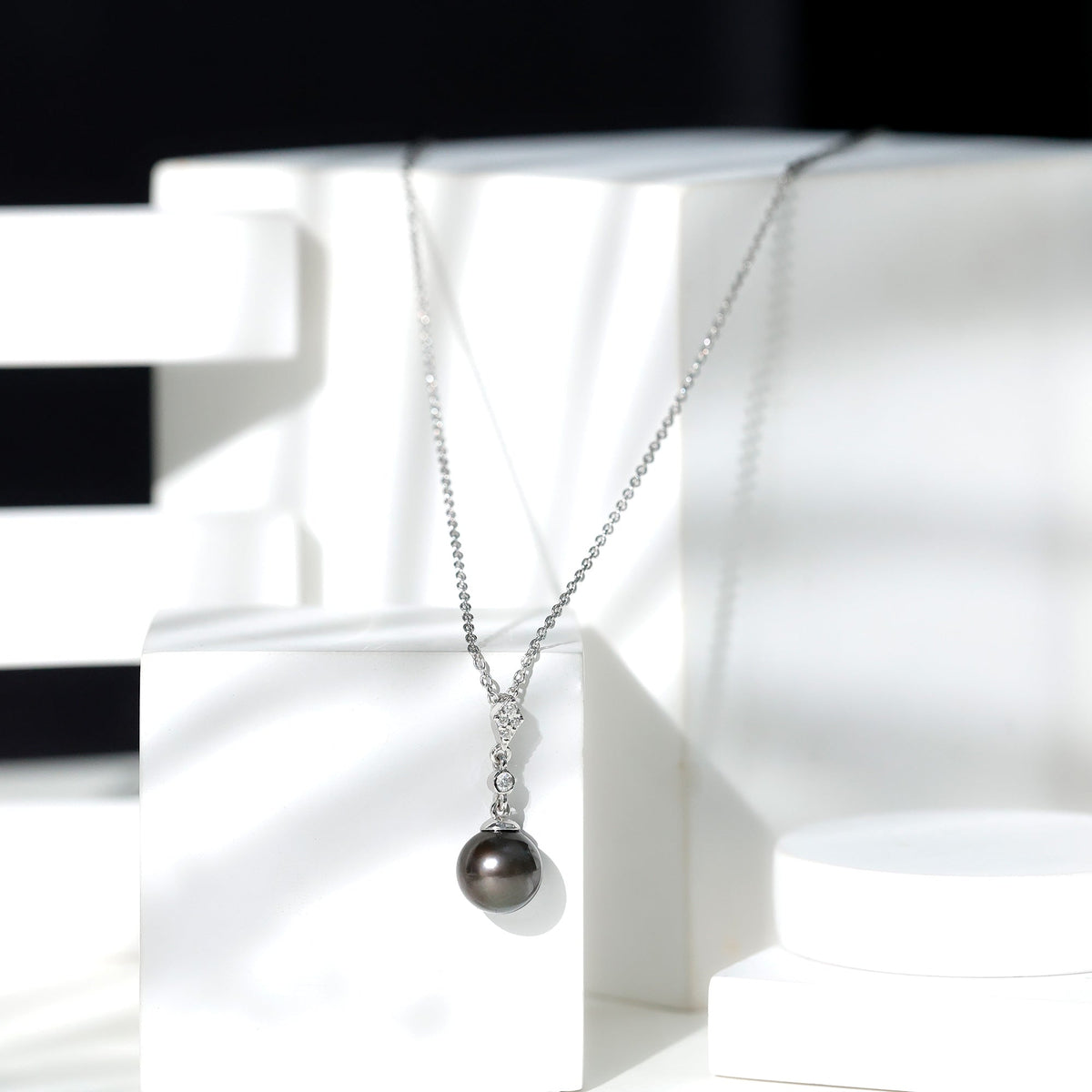 8 Carat Natural Tahitian Black Pearl Dangle Pendant with Diamond
