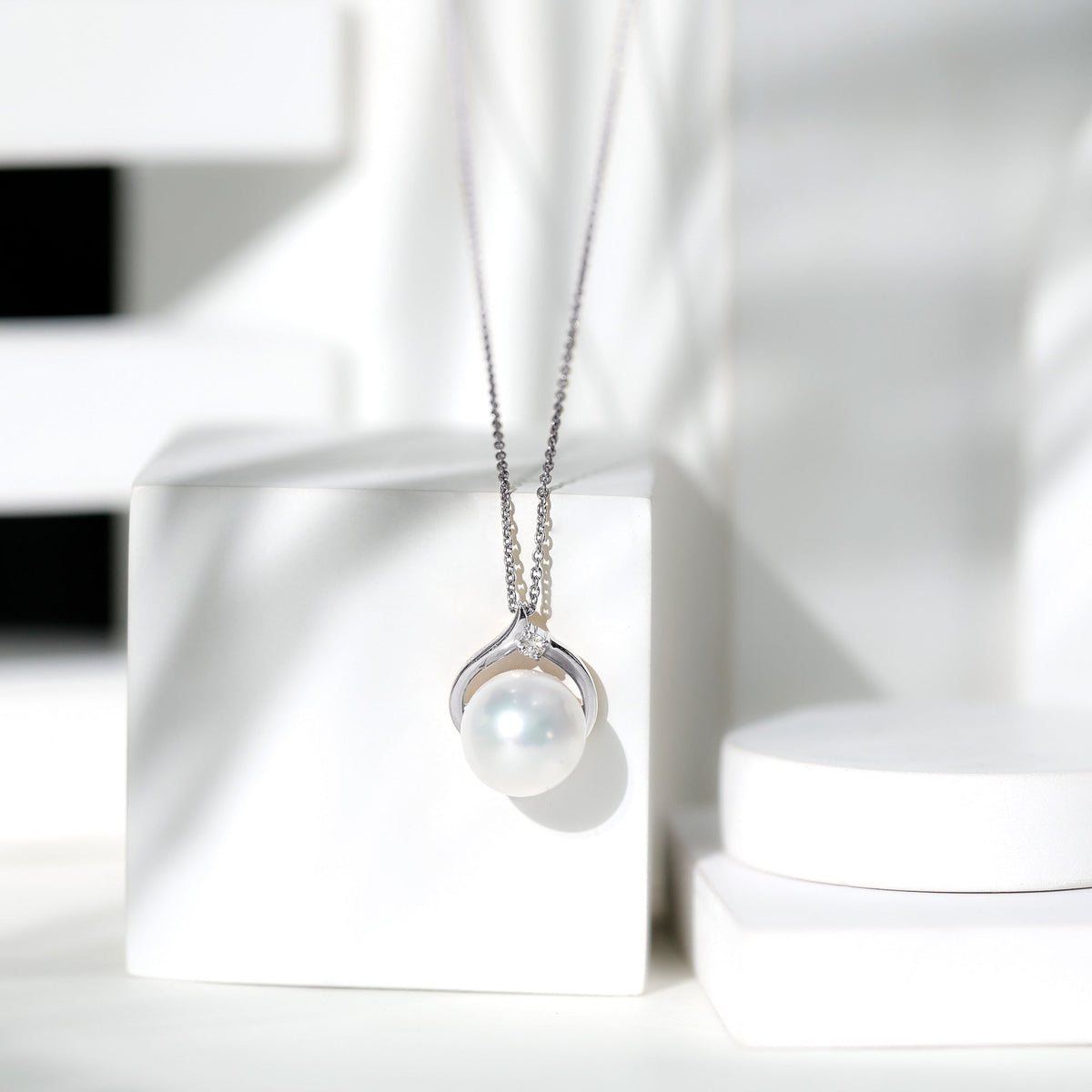 11 Carat White Pearl Solitaire Necklace with Diamond