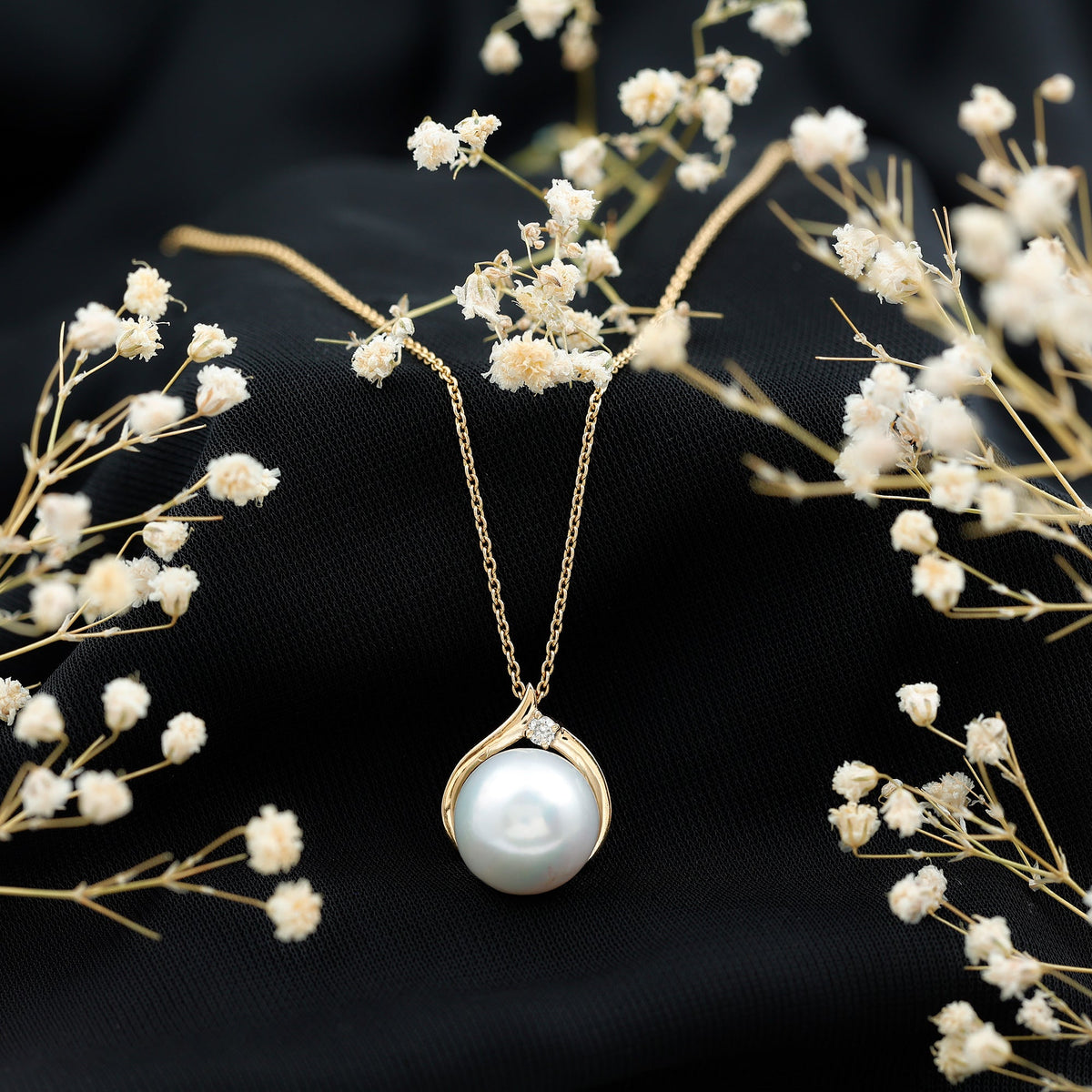 11 Carat White Pearl Solitaire Necklace with Diamond