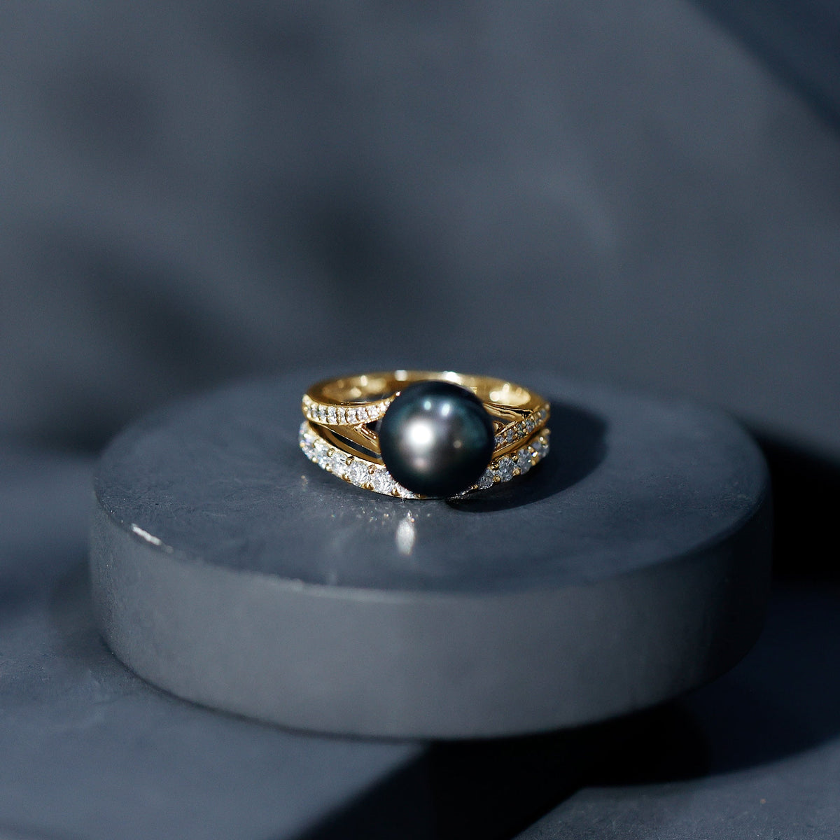 Designer Tahitian Black Pearl Wedding Ring Set with Moissanite