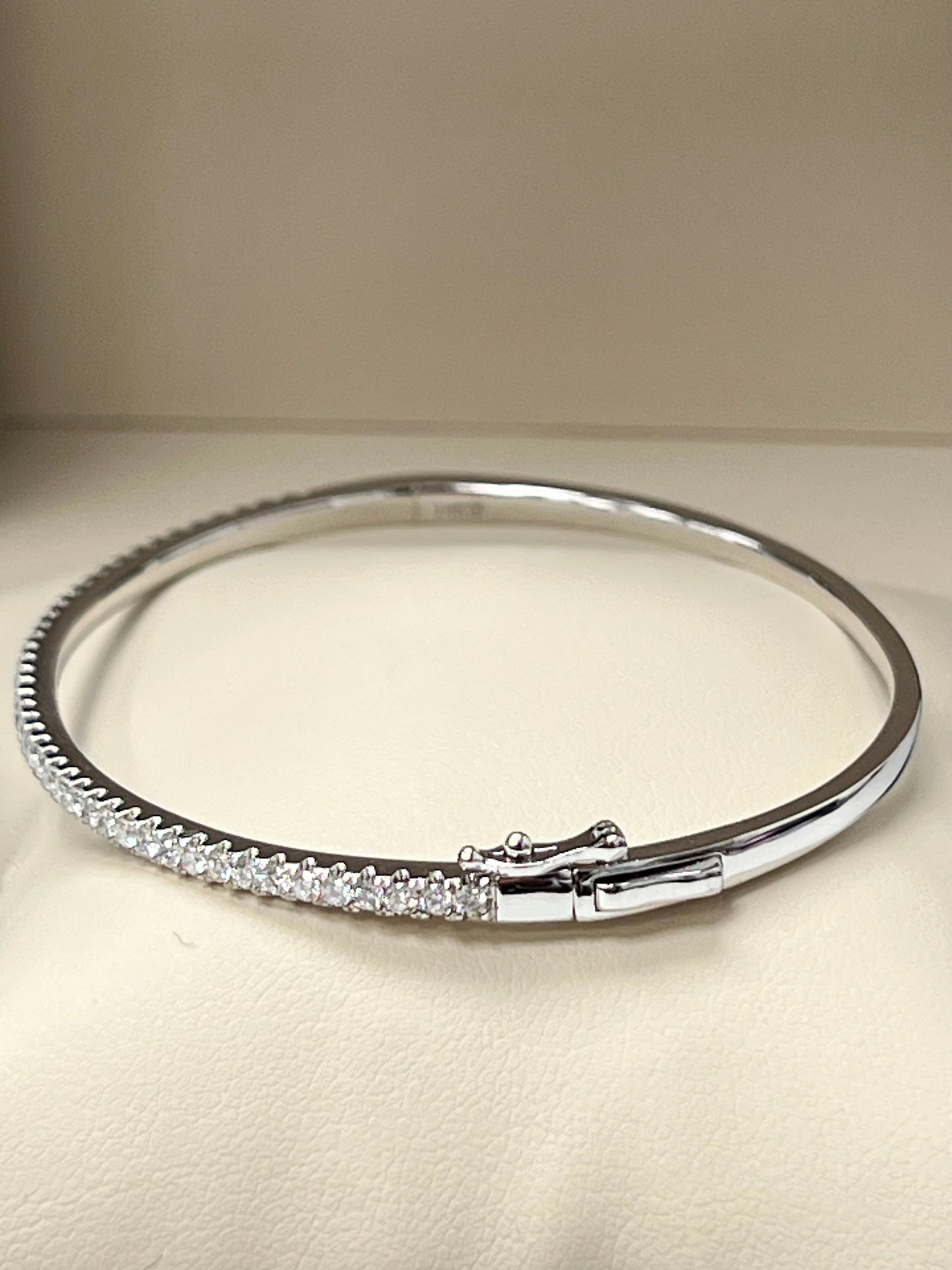 18K White Gold Diamond Bangle, 0.85ct