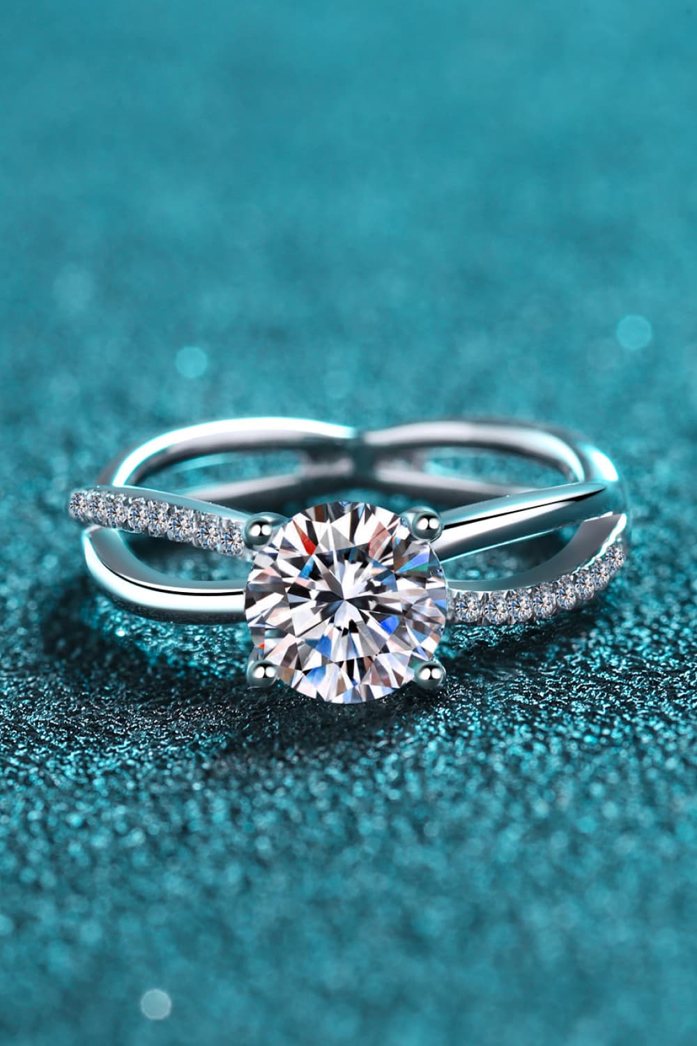 1 Carat Brilliant Round Cut Sparkala™ Crisscross Split Shank Ring