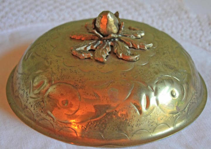 Brass Footed Bowl with Lid. Hand Hammered Brass Bowl with Knob in Acorn Shape. Bowl with Scalloped Rim. Brass Trinket Bowl or Candy Bowl.