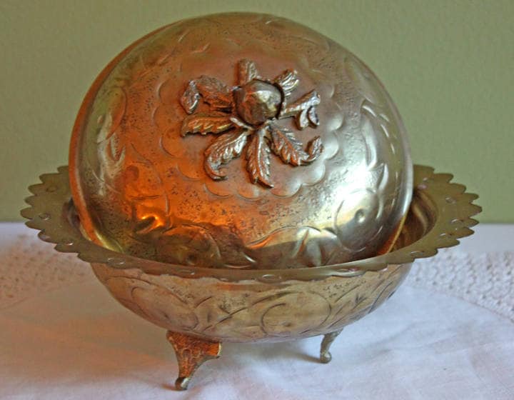 Brass Footed Bowl with Lid. Hand Hammered Brass Bowl with Knob in Acorn Shape. Bowl with Scalloped Rim. Brass Trinket Bowl or Candy Bowl.