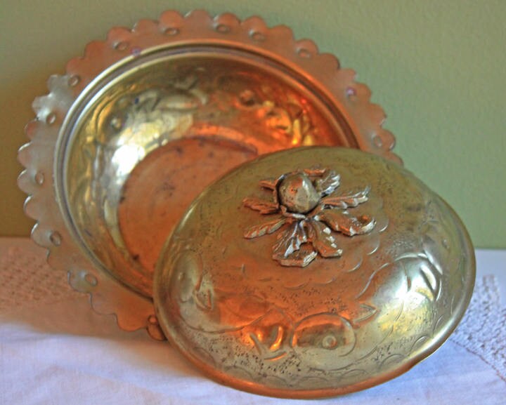 Brass Footed Bowl with Lid. Hand Hammered Brass Bowl with Knob in Acorn Shape. Bowl with Scalloped Rim. Brass Trinket Bowl or Candy Bowl.
