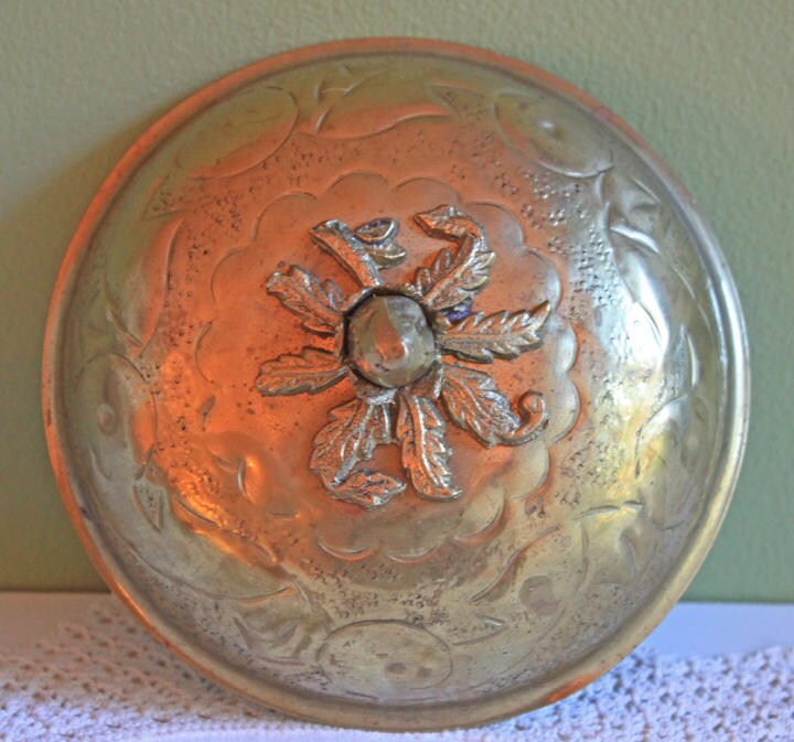 Brass Footed Bowl with Lid. Hand Hammered Brass Bowl with Knob in Acorn Shape. Bowl with Scalloped Rim. Brass Trinket Bowl or Candy Bowl.