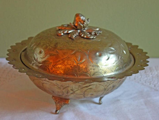 Brass Footed Bowl with Lid. Hand Hammered Brass Bowl with Knob in Acorn Shape. Bowl with Scalloped Rim. Brass Trinket Bowl or Candy Bowl.
