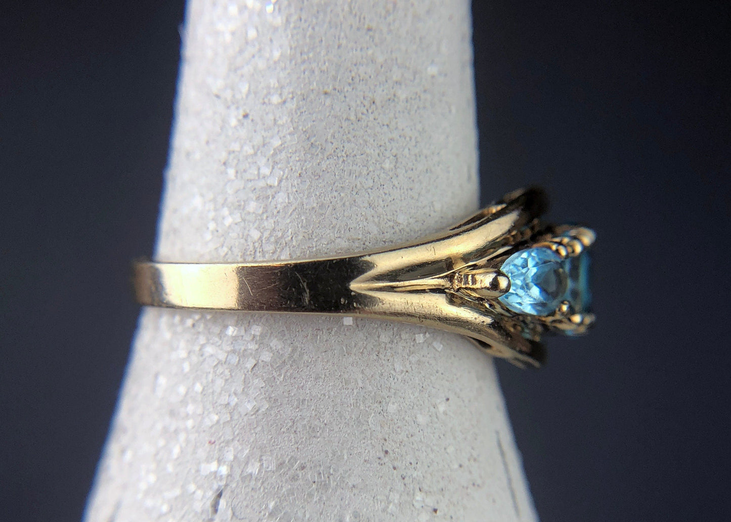 Vintage 10k Gold Ring with 5 Blue Topaz Stones
