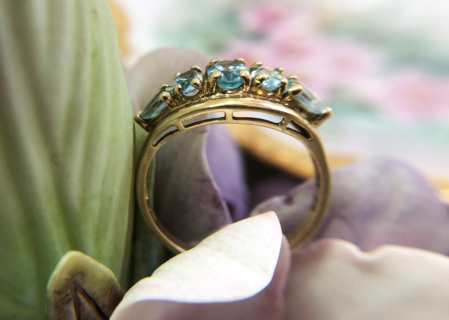 Vintage 10k Gold Ring with 5 Blue Topaz Stones